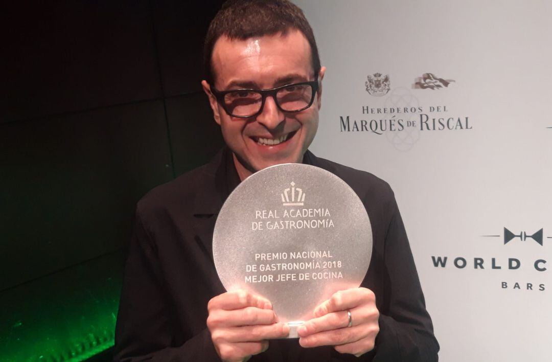 Ricard Camarena, posando con su Premio Nacional de Gastronomía.