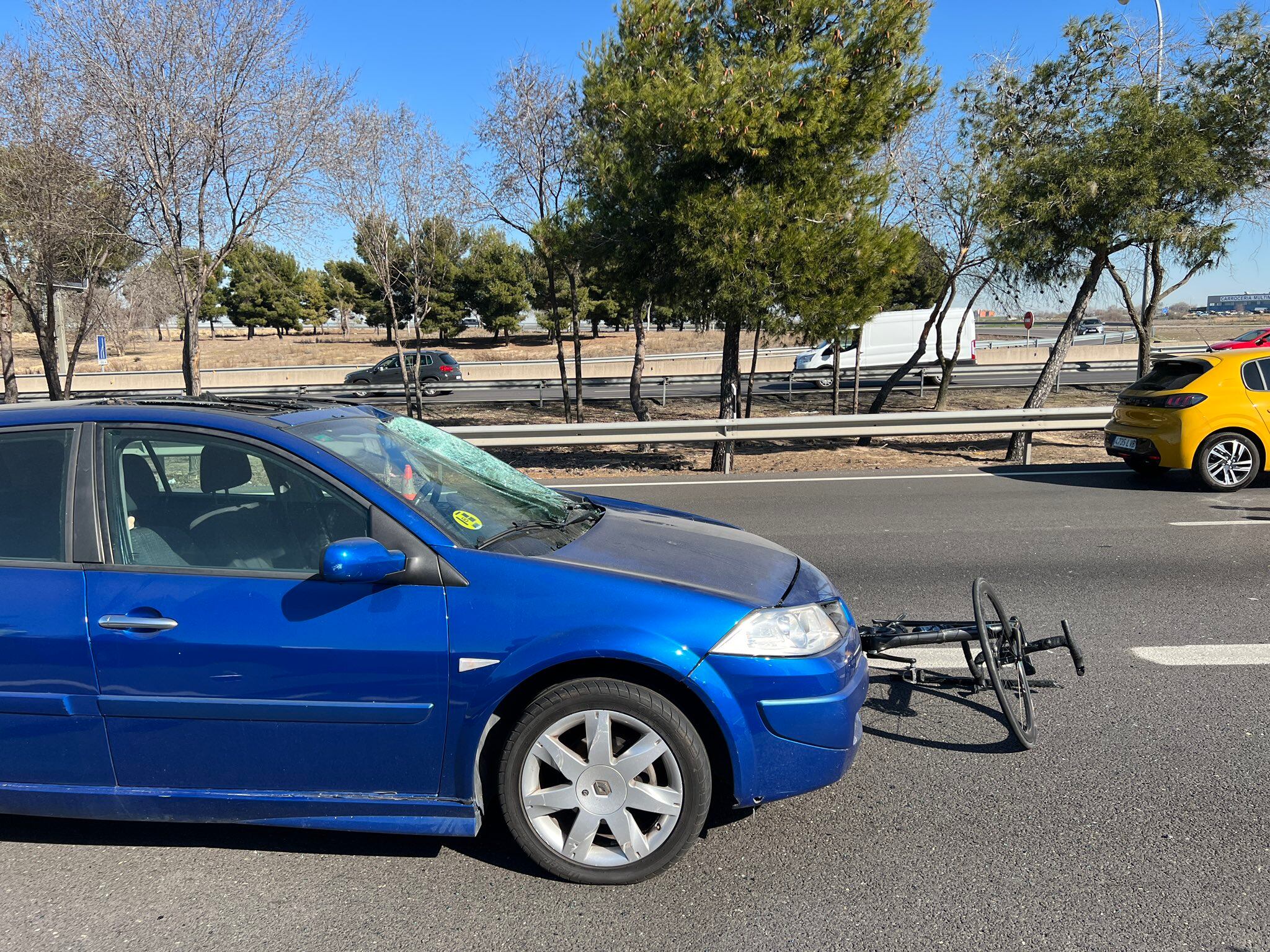 Las maniobras de reanimación de testigos y de los servicios de emergencias consiguieron revertir la parada cardiorrespiratoria de la víctima en un primer momento.