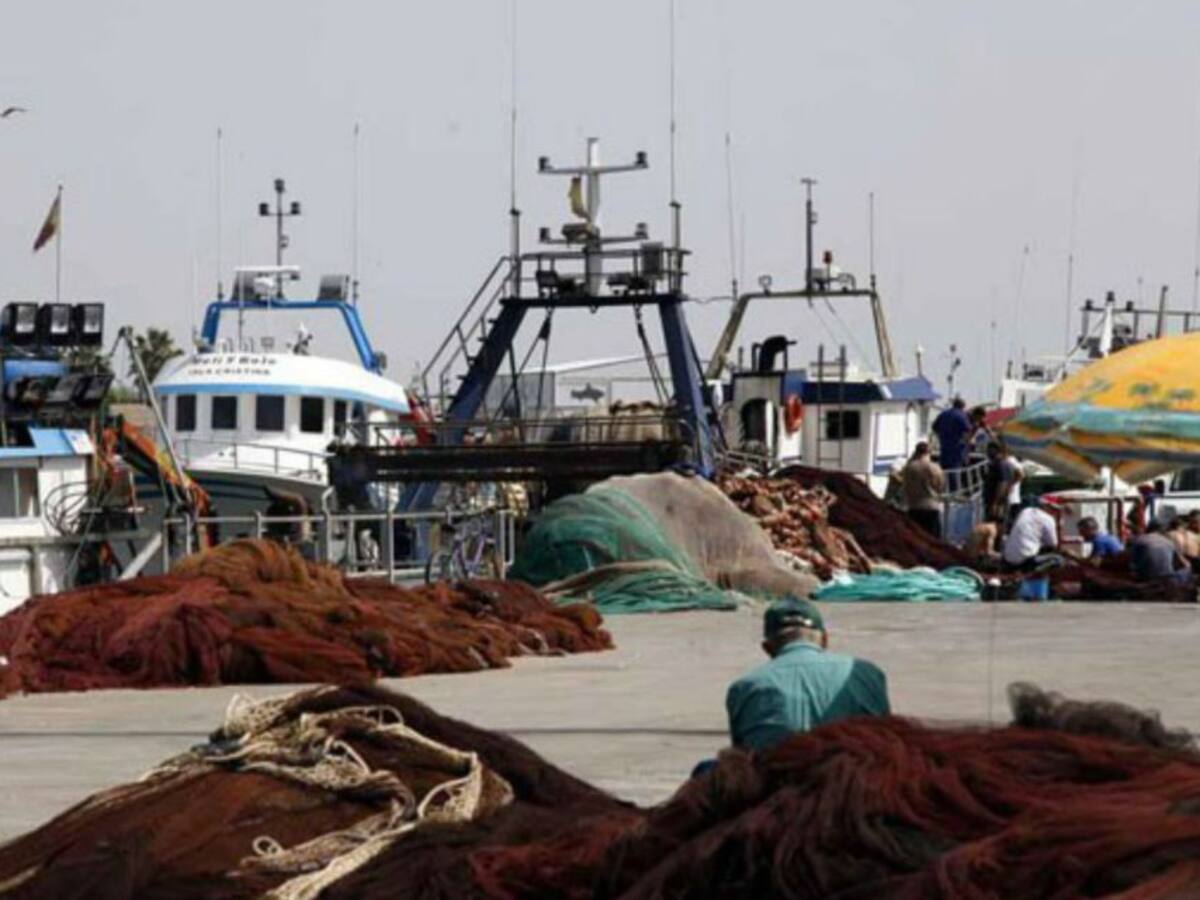 La flota de cerco de Málaga permanece amarrada a puerto para protestar
