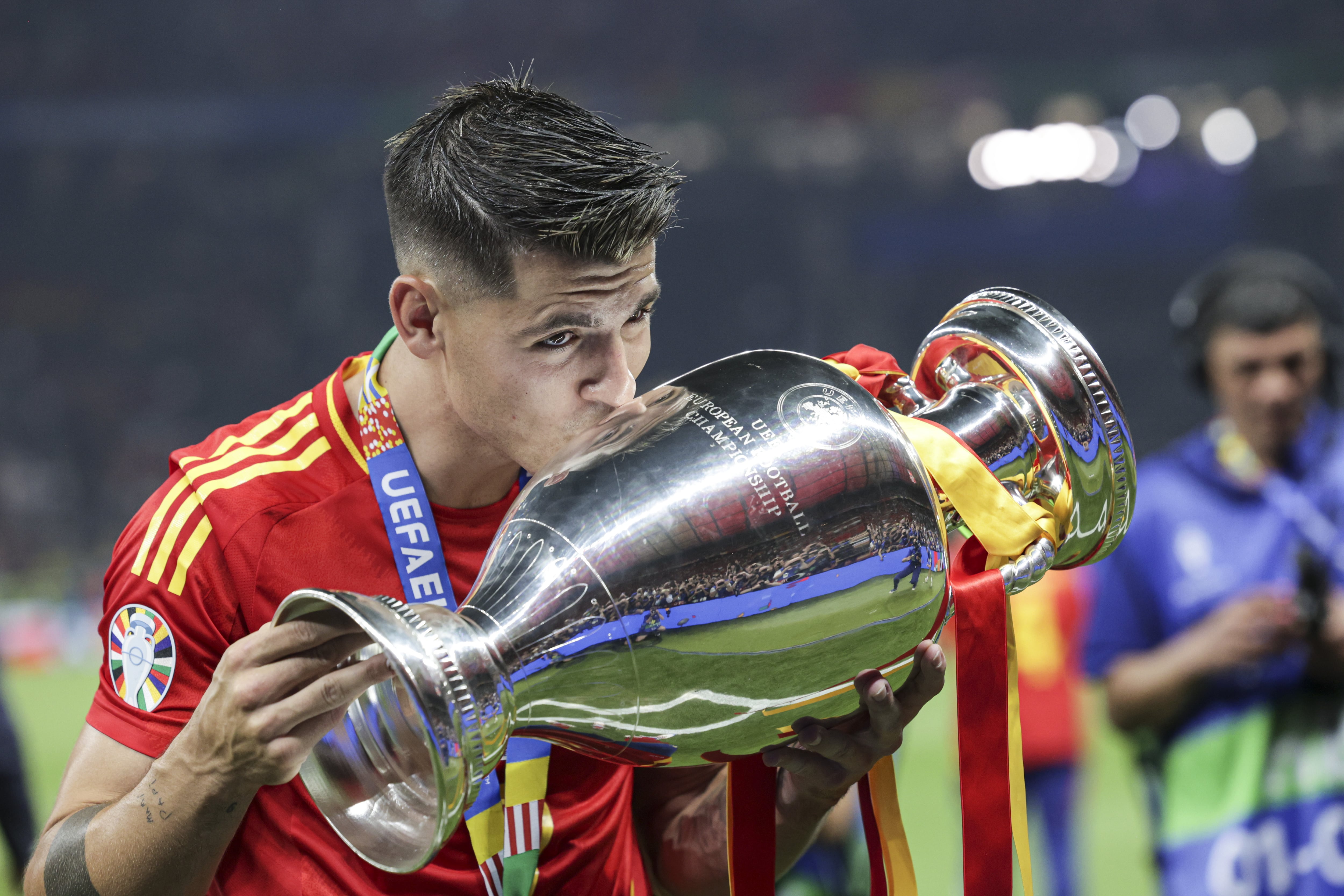 Alvaro Morata celebra con la copa el triunfo de la Selección Española en la Eurocopa