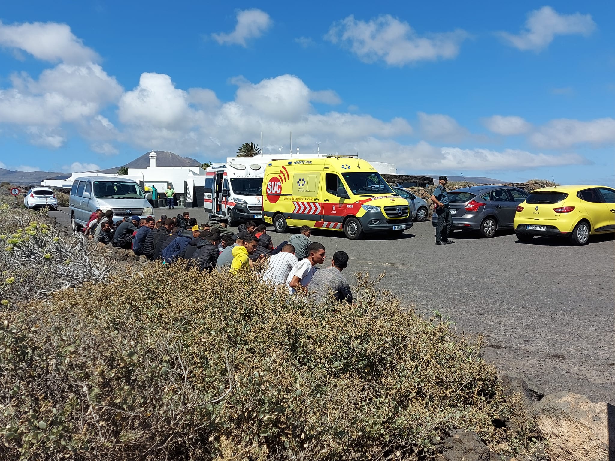 Algunos de los migrantes que han llegado en patera a Jameos del Agua, en Lanzarote.