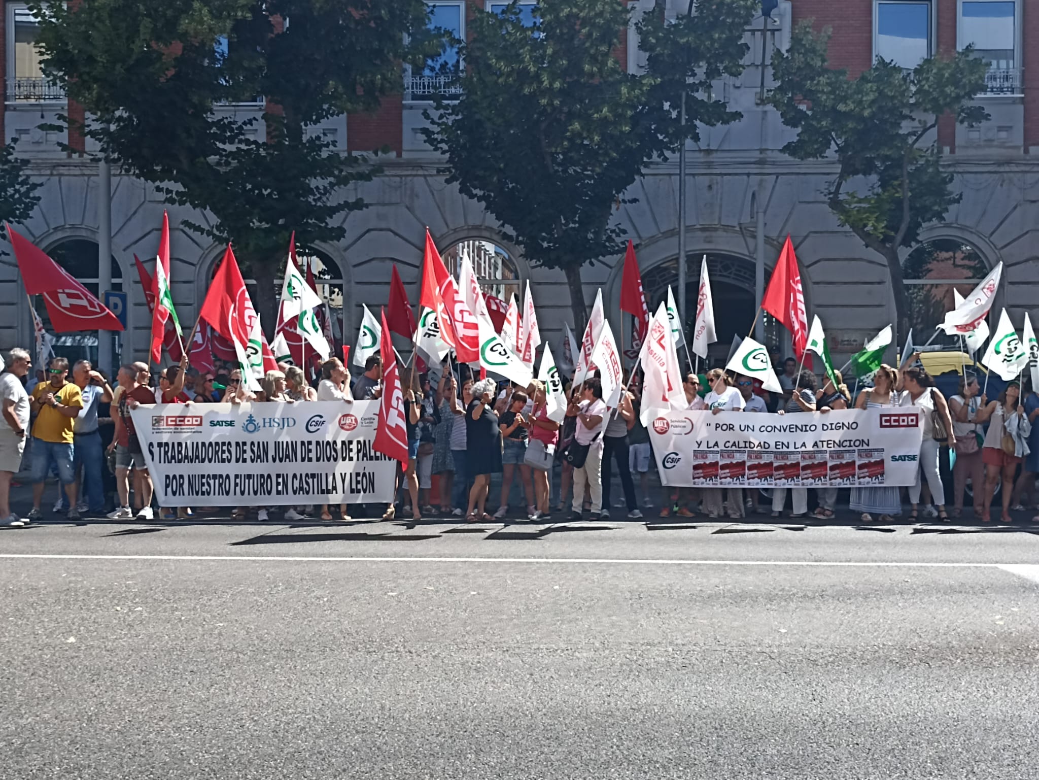 Concentración a las puertas de la delegación territorial de la Junta en Palencia