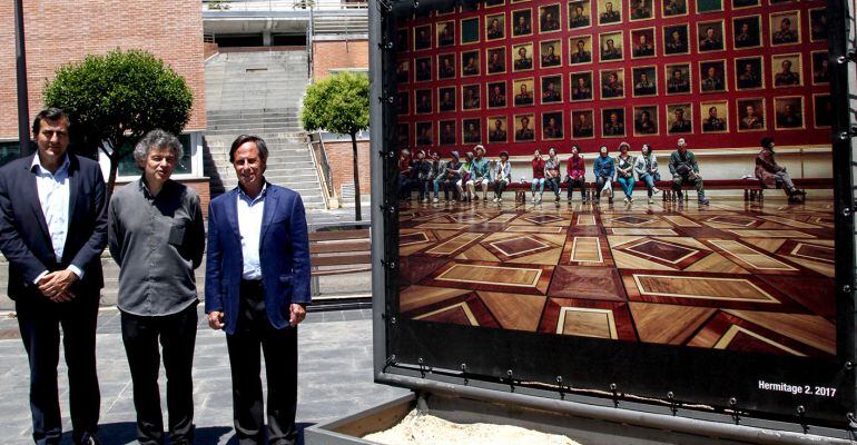 El alcalde de Alcobendas, Ignacio García de Vinuesa junto a José Manuel Ballester y al concejal de Cultura, Fernando Martínez en la inauguración de la exposición Encuentros