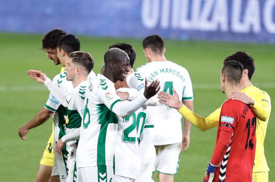 Los jugadores del Elche saludan al rival tras el empate en Villarreal