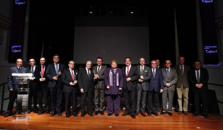 Foto de familia de los premios cofradieros de la Fundación Cajasol &#039;Gota a Gota de Pasión 2018&#039;