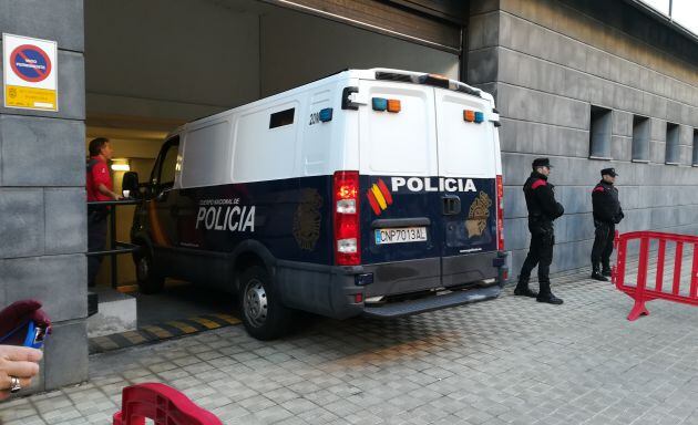 Furgón de la Policía traslada a los acusados a la Audiencia en el juicio