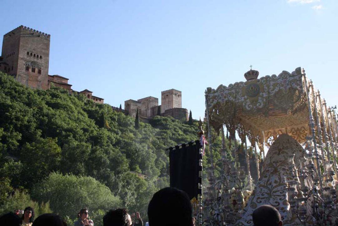 La Virgen de la Aurora por el Paseo de los Tristes en su procesión de &#039;pre-coronación&#039; el 7 de mayo de 2011