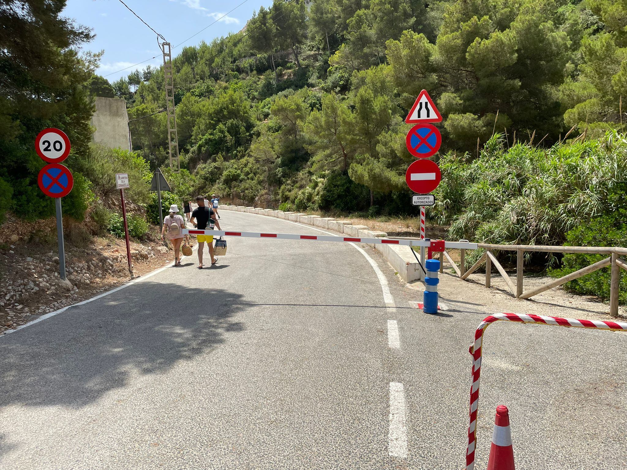 Barrera para regular el acceso en vehículos a una de las calas de Xàbia.