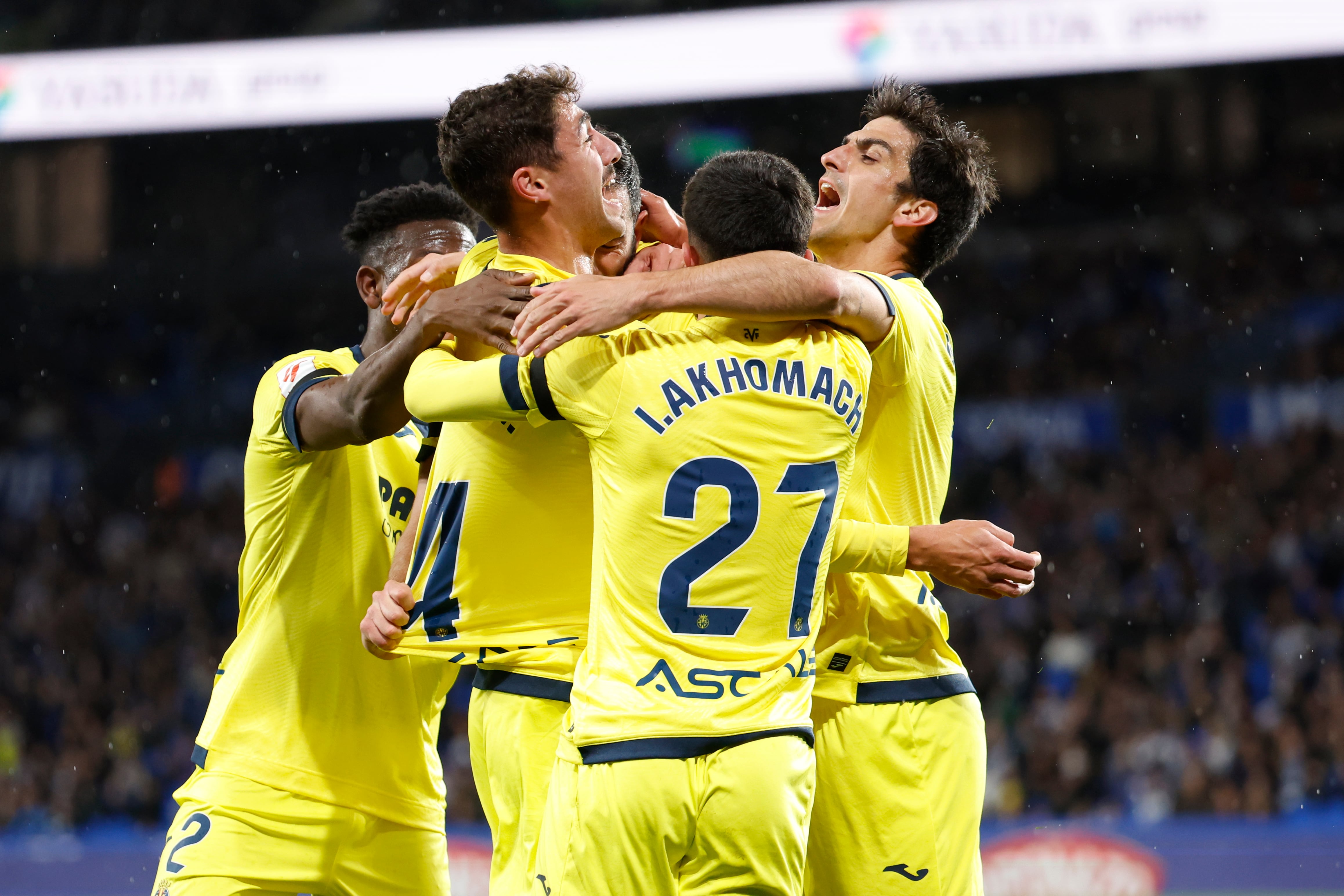 SAN SEBASTIÁN, 23/02/2024.- Los jugadores del Villarreal celebran el primer gol del equipo castellonense durante el encuentro correspondiente a la jornada 26 de Primera División que disputan hoy viernes Real Sociedad y Villarreal en el Reale Arena de San Sebastián. EFE / Juan Herrero.
