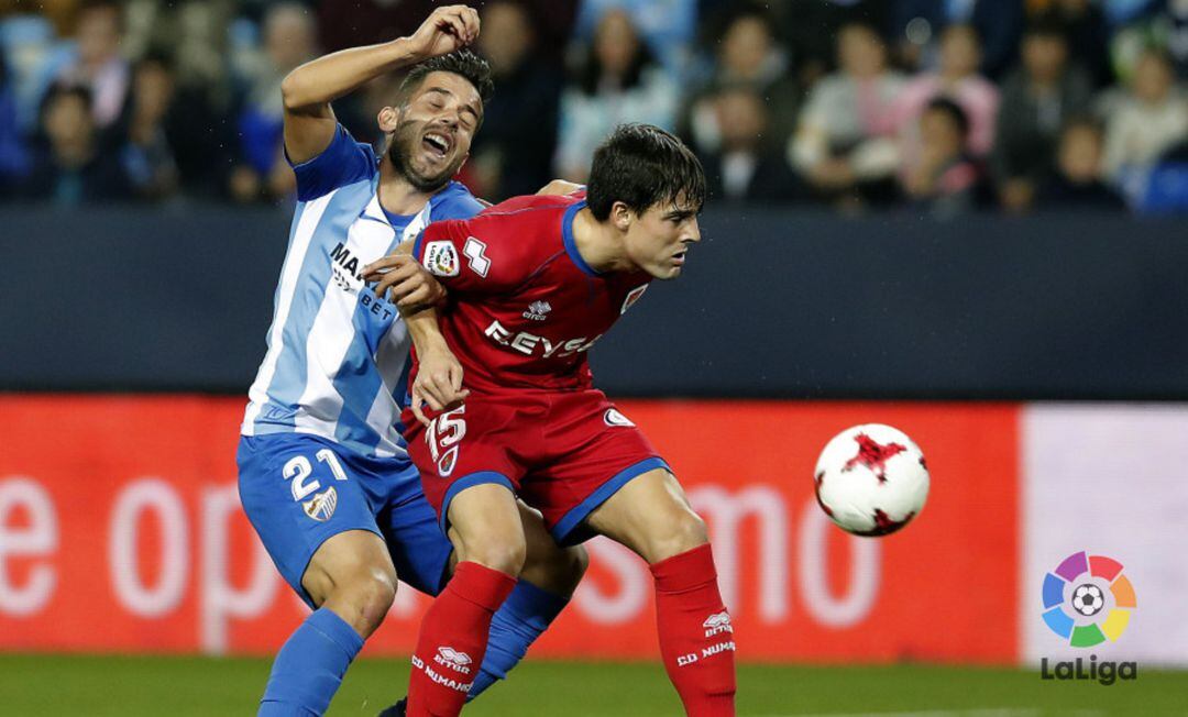 Markel Etxeberria, que podría volver al lateral diestro, en el partido de Copa en La Rosaleda del pasado curso.