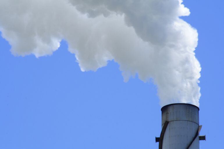 Columna de humo de una central eléctrica