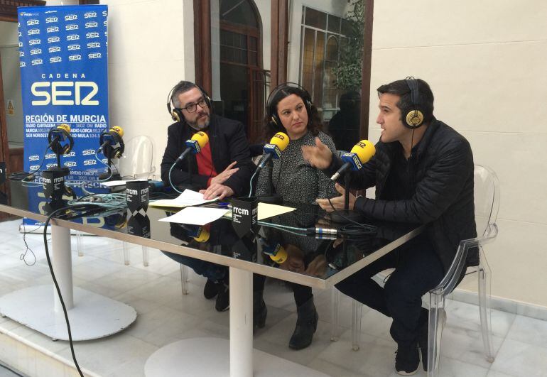 Paco Sánchez, Maica Sánchez y Manuel Clavel, aquitecto murciano encargado de la remodelación interior del Real Casino de Murcia.