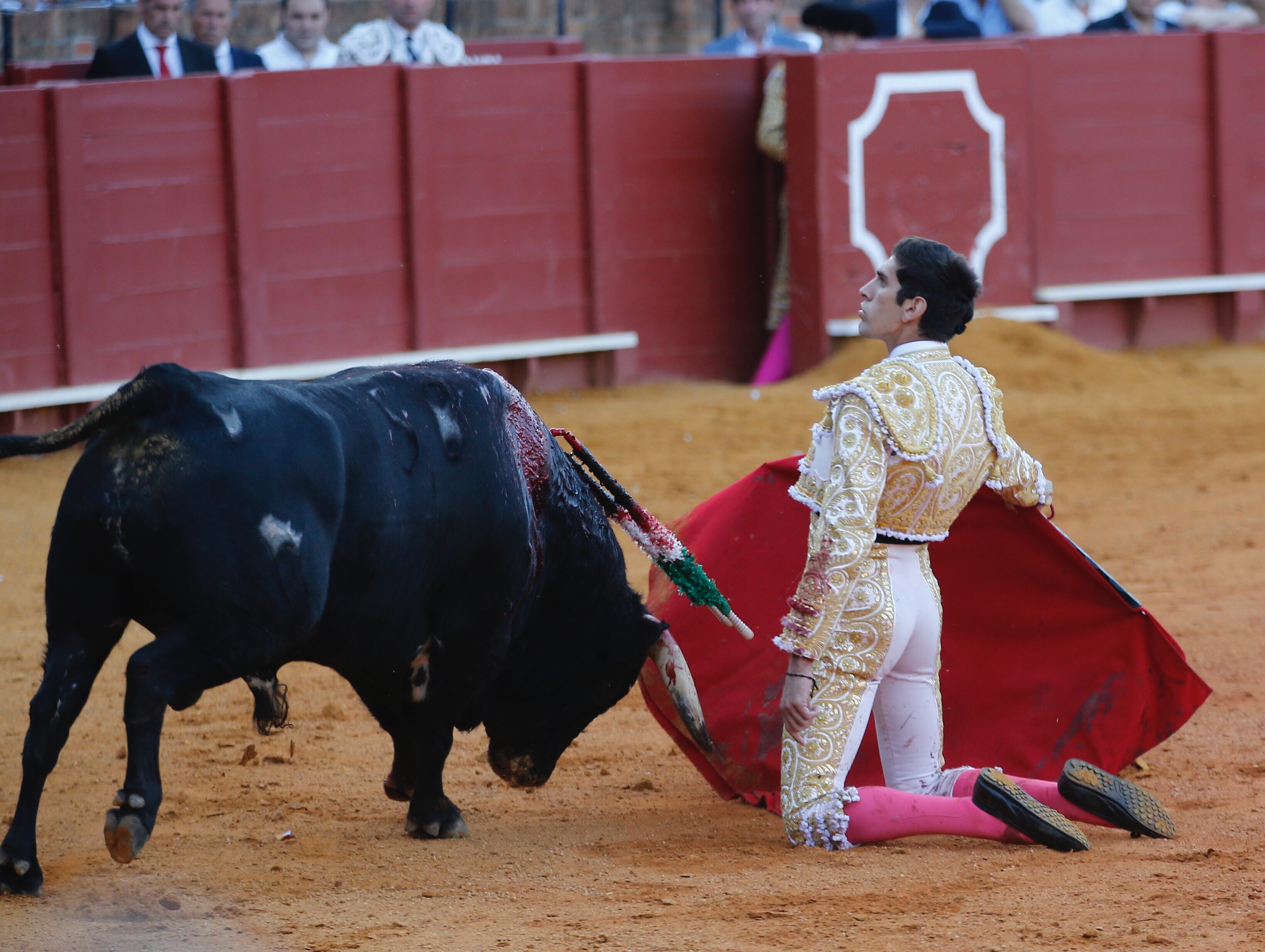 El Melli arrancó de rodillas la faena al cuarto de la tarde