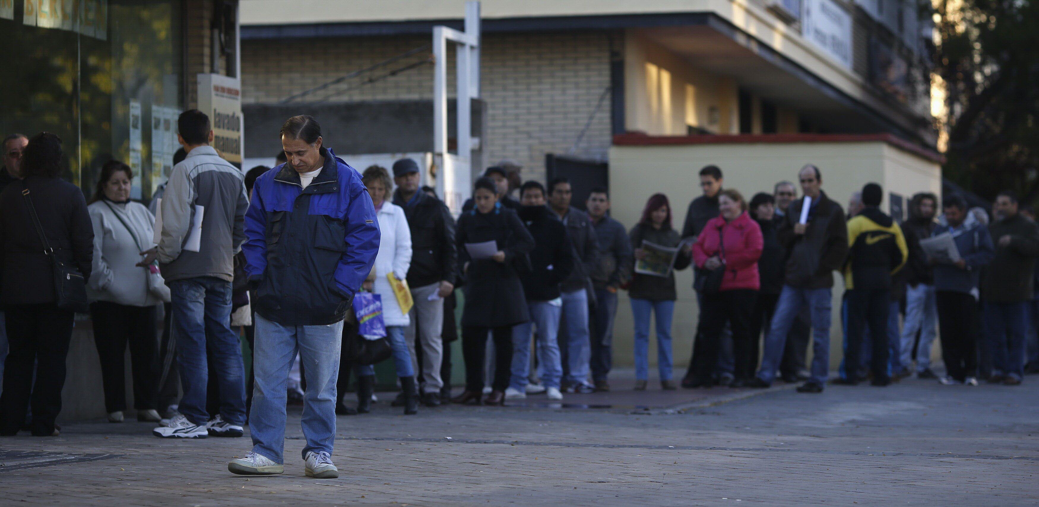 People wait to enter a government-run employment office in Madrid November 5, 2012. Spain&#039;s number of jobless rose by 2.7 percent in October from a month earlier, or by 128,242 people, leaving 4.8 million people out of work, data from the Labour Ministry showed on Monday. This was the third straight month the jobless figures rose after a respite during the summer tourism season. REUTERS/Susana Vera (SPAIN - Tags: BUSINESS EMPLOYMENT SOCIETY) TELETIPOS_CORREO:%%%,%%%,%%%,SPAIN