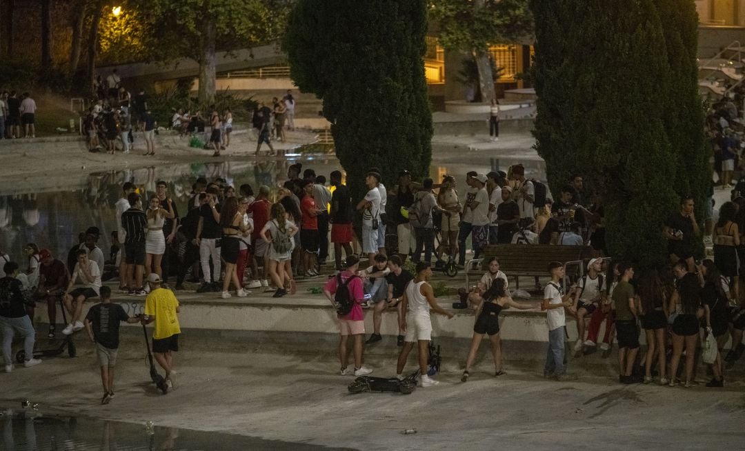 Aglomeraciones en el barrio de Sants, en Barcelona.