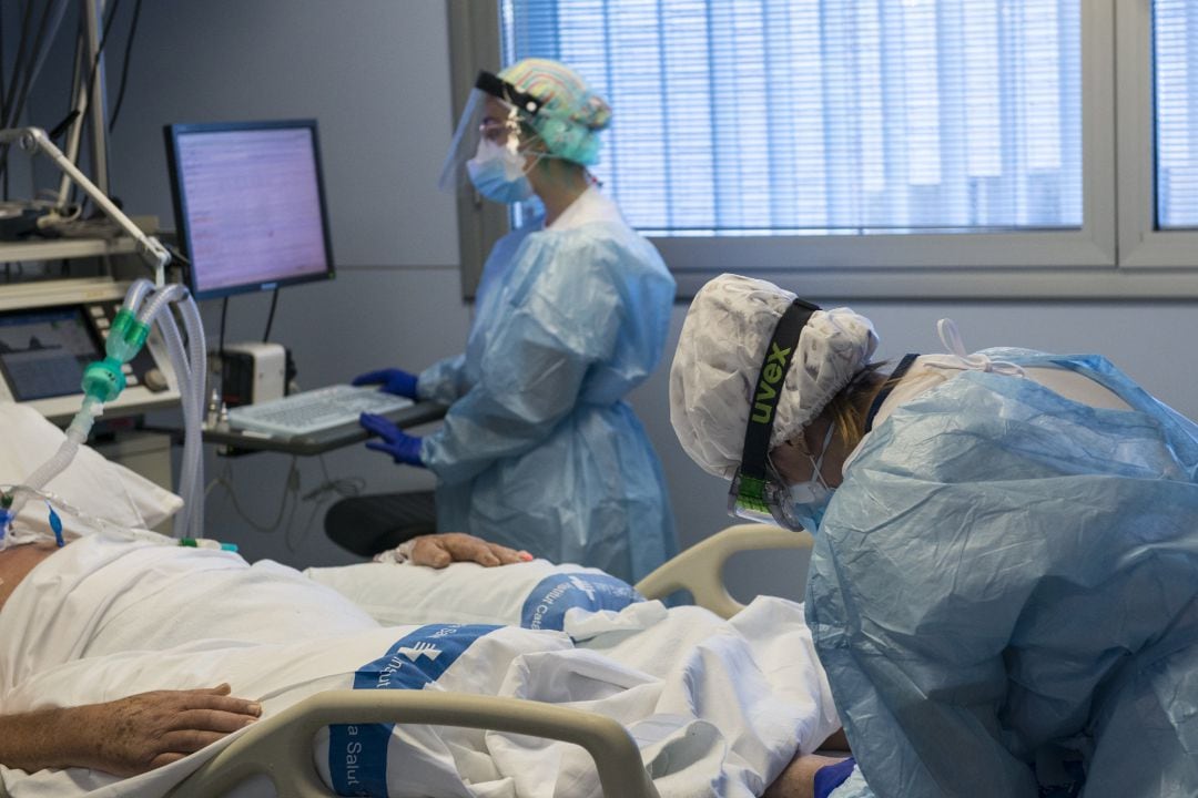 Personal sanitari atenent un pacient ingressat a la Unitat de Cures Intensives per a malalts de coronavirus de l&#039;Hospital Josep Trueta de Girona