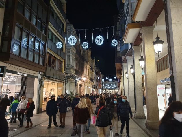 La Calle Mayor de Palencia, donde se concentran numerosos comercios, ha estado muy transitada en la tarde del Showpping Day