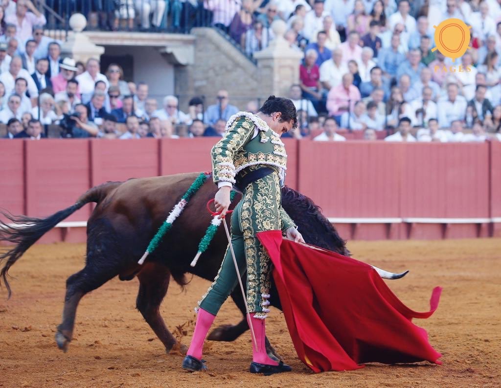 Luque en un hondo muletazo por bajo a su primero