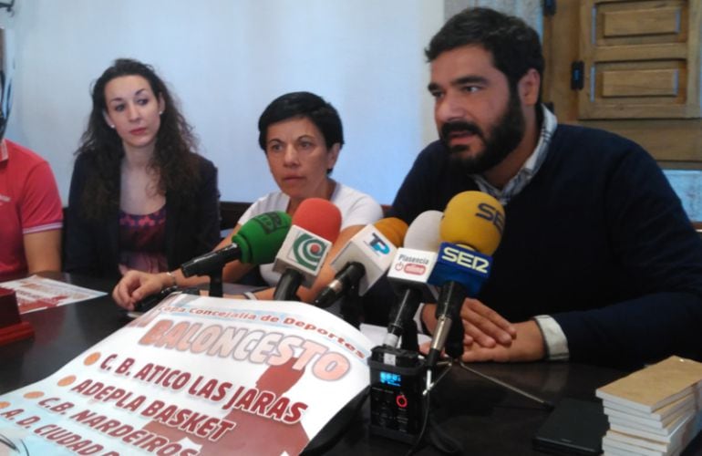 La directora de Proyecto Hombre, Sonia Eleno (centro), junto al concejal de Deportes, David Dóniga (derecha) y representantes de los equipos participantes