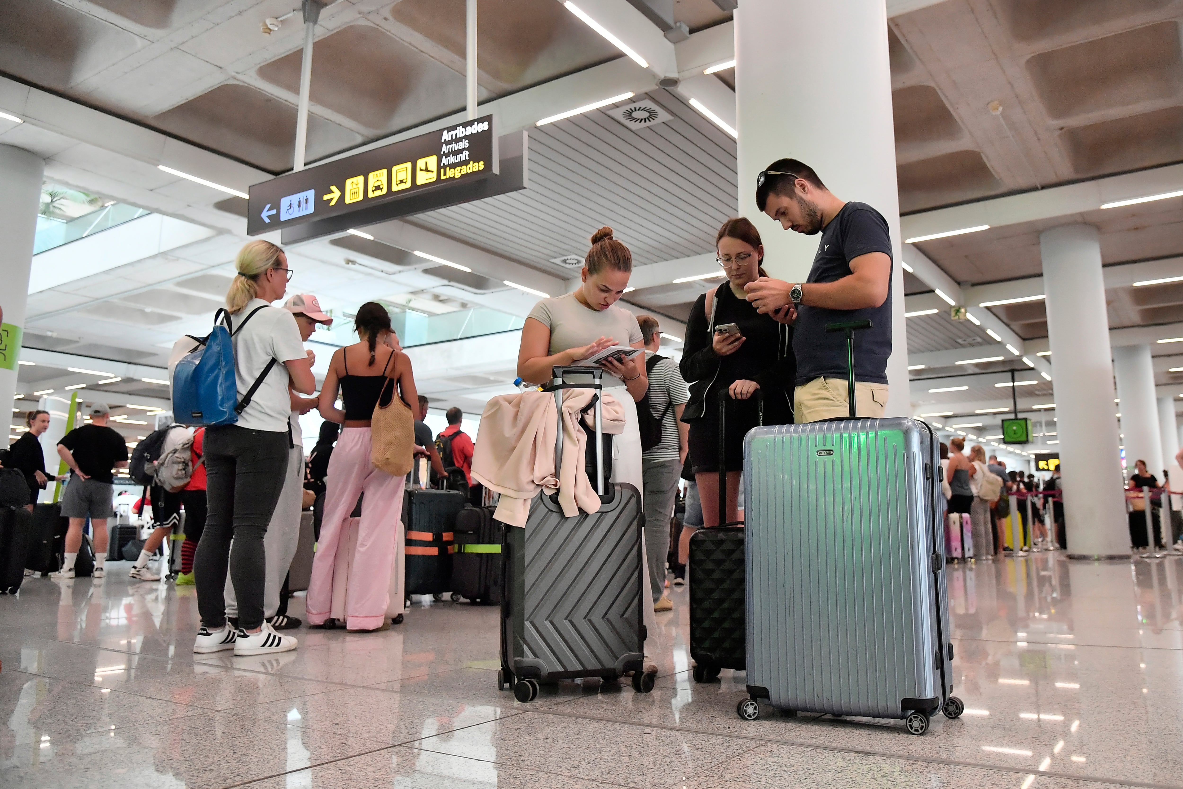 Numerosas personas hacen cola en la zona de facturación del Aeropuerto de Palma tras la incidencia global de Microsoft que ha afectado a todo el mundo.