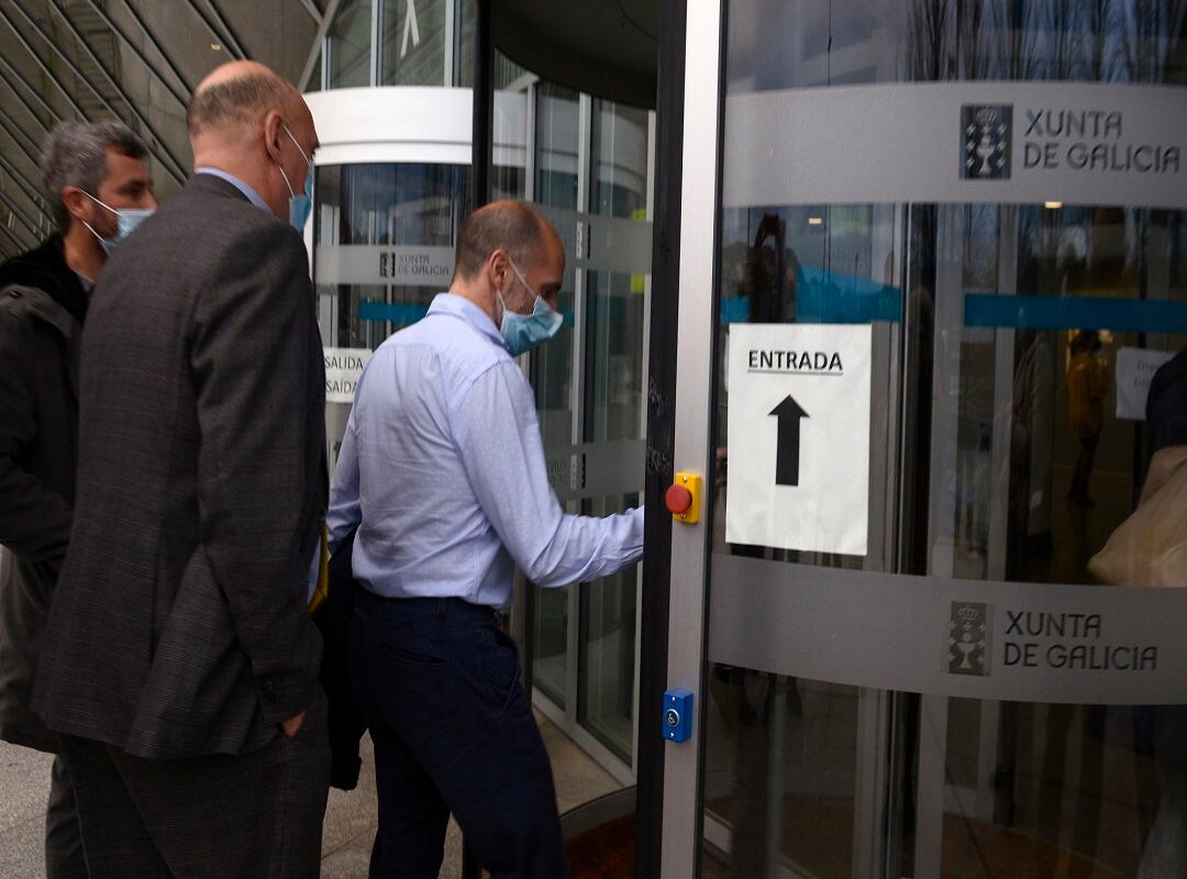 Foto de archivo. El alcalde de Ourense, Gonzalo Pérez Jácome (c),  entrando a los juzgados