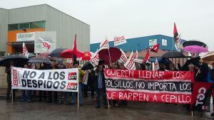 Concentración de protesta ante la sede de FCC