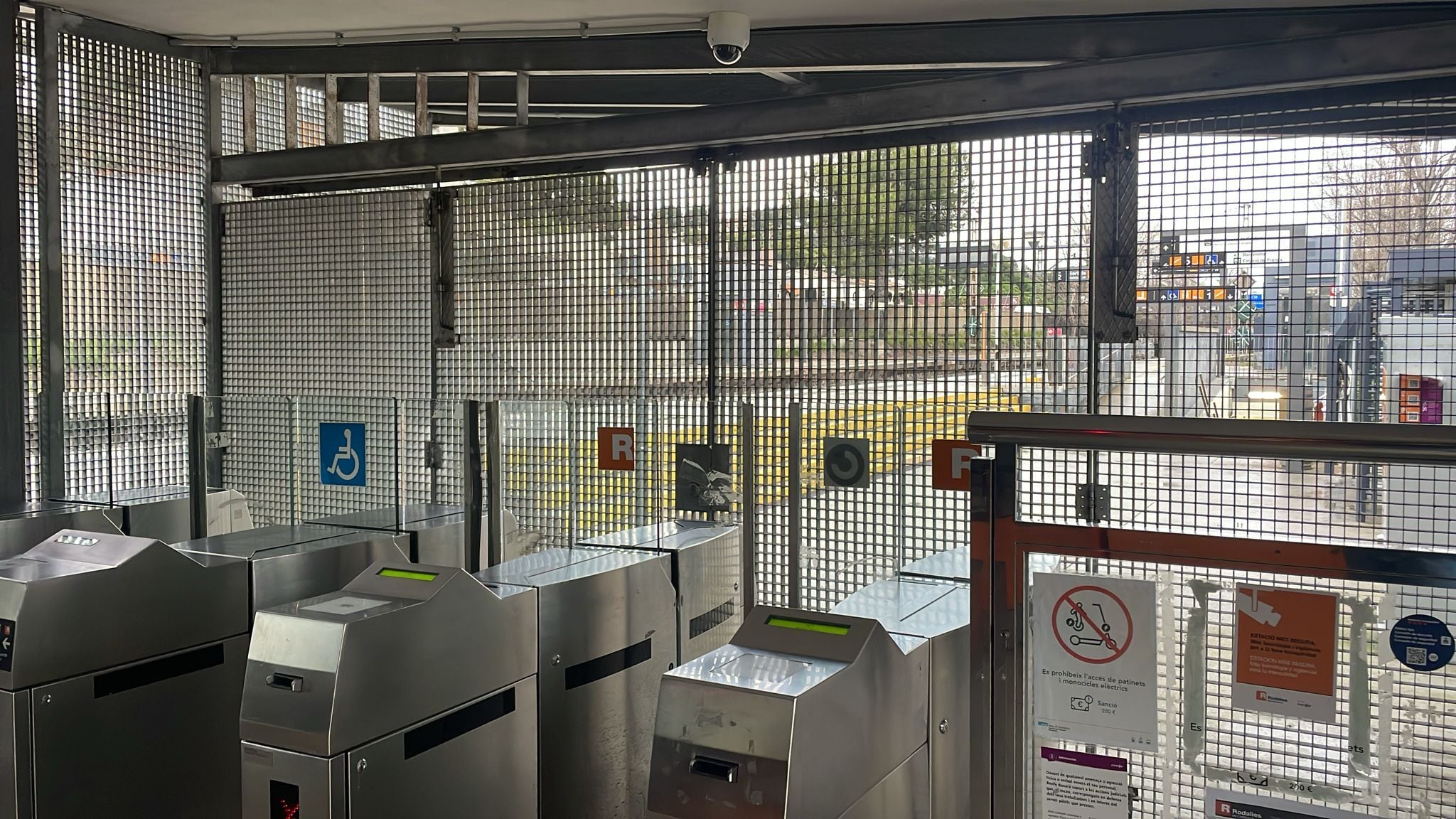 Estación de Rodalies de Castelldefels cerrada.