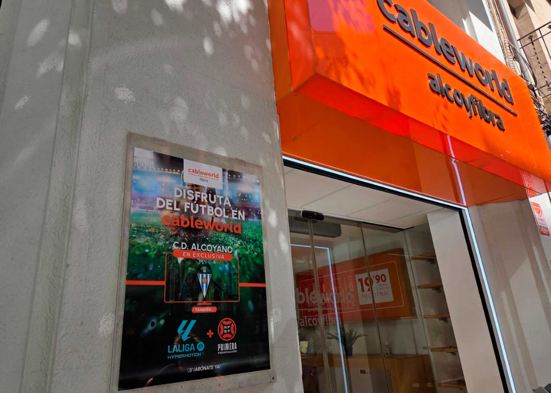En la fachada de la tienda de cableworld en Alcoy ya está la promoción de poder ver los partidos del CD Alcoyano
