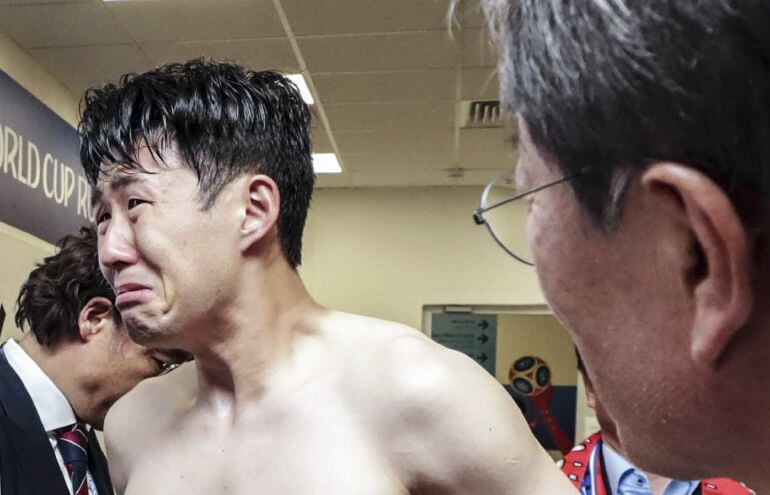 Heung-Min Son llora tras la derrota de Corea del Sur ante México en el Mundial de Rusia.