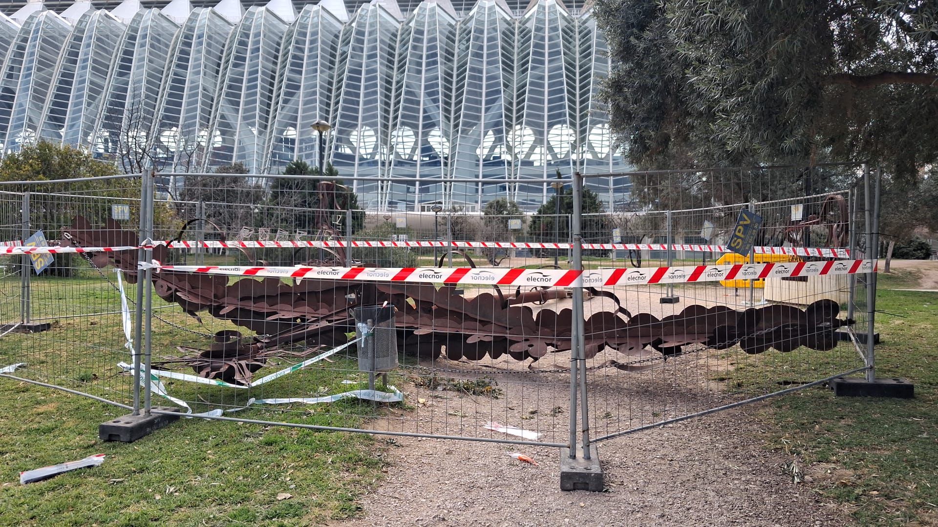 Escultura derribada por el viento en València Foto: Ayto. València