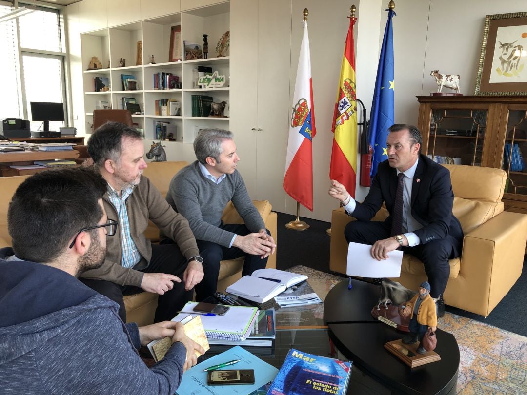 Reunión de Guillermo Blanco con el alcalde de Guriezo.