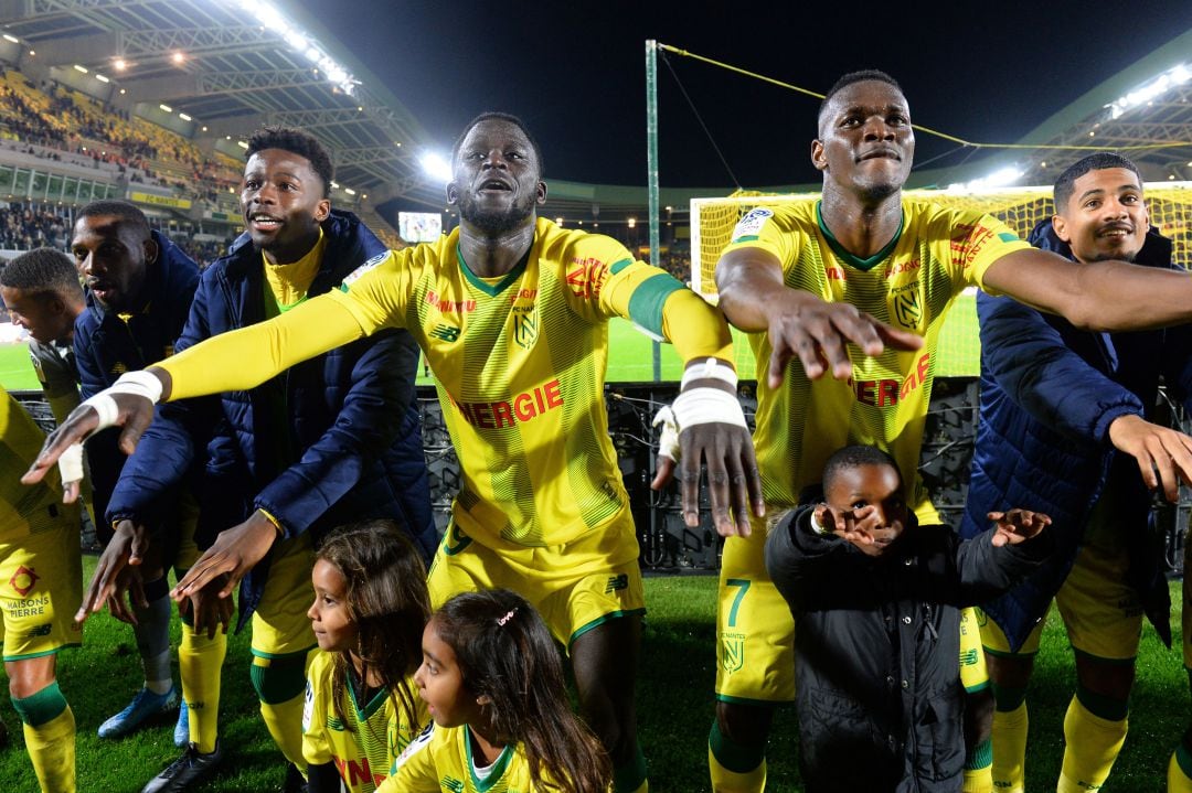 Los jugadores del Nantes celebra la victoria en un partido en casa