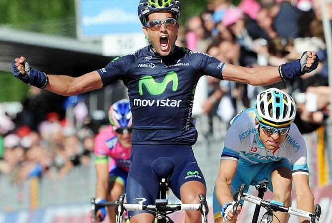 El ciclista español Beñat Intxausti, del equipo Movistar, se proclama vencedor de la 16 etapa del Giro de Italia, disputada entre la localidad francesa de Valloire y la italiana de Ivrea. El estonio Tanel Kangert, del Astana, finalizó en segunda posición.