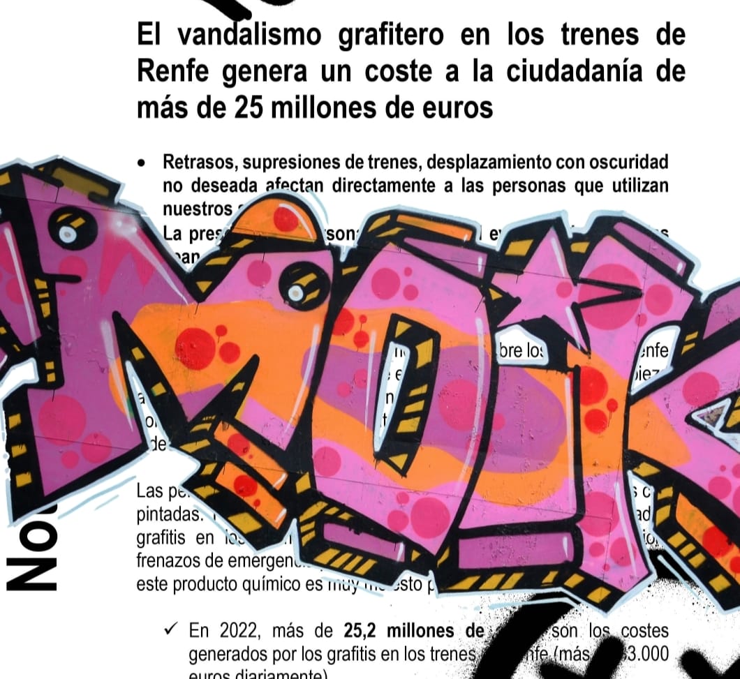 El comunicado de Renfe con graffitis.