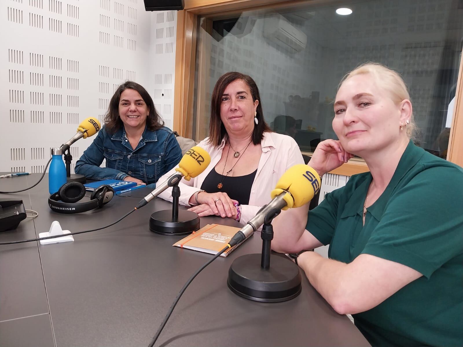 De izquierda a derecha, Begoña Solorzano, directora del departamento de programas internacionales, Nuria González, gerente, y Lara Mohyliuk, de la ONG ‘Plan International’.