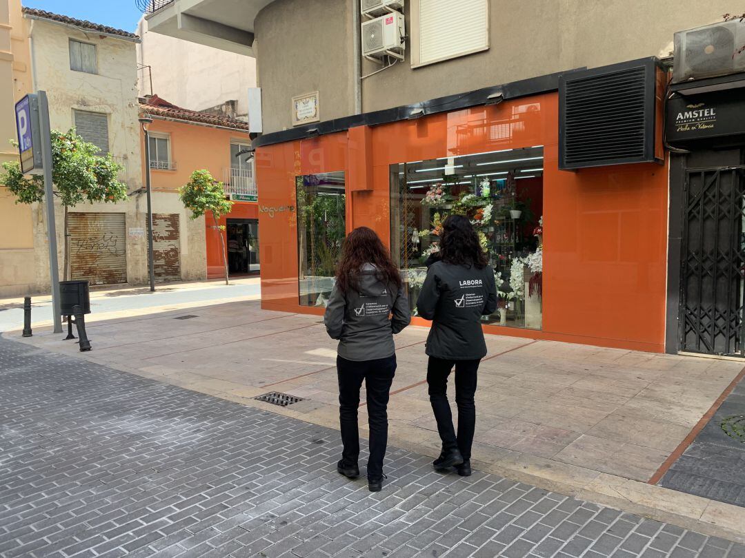 Equipo de personas que realiza el censo de comercios e Gandia