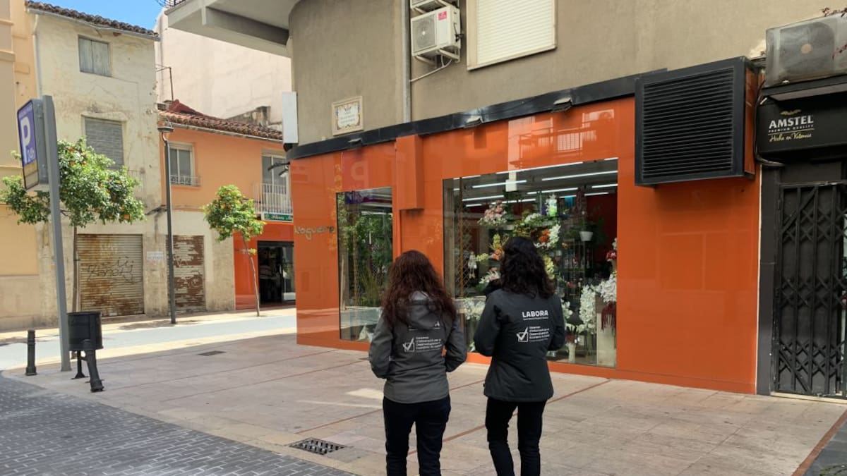 Un equipo de 10 personas realiza un censo de comercios en Gandia