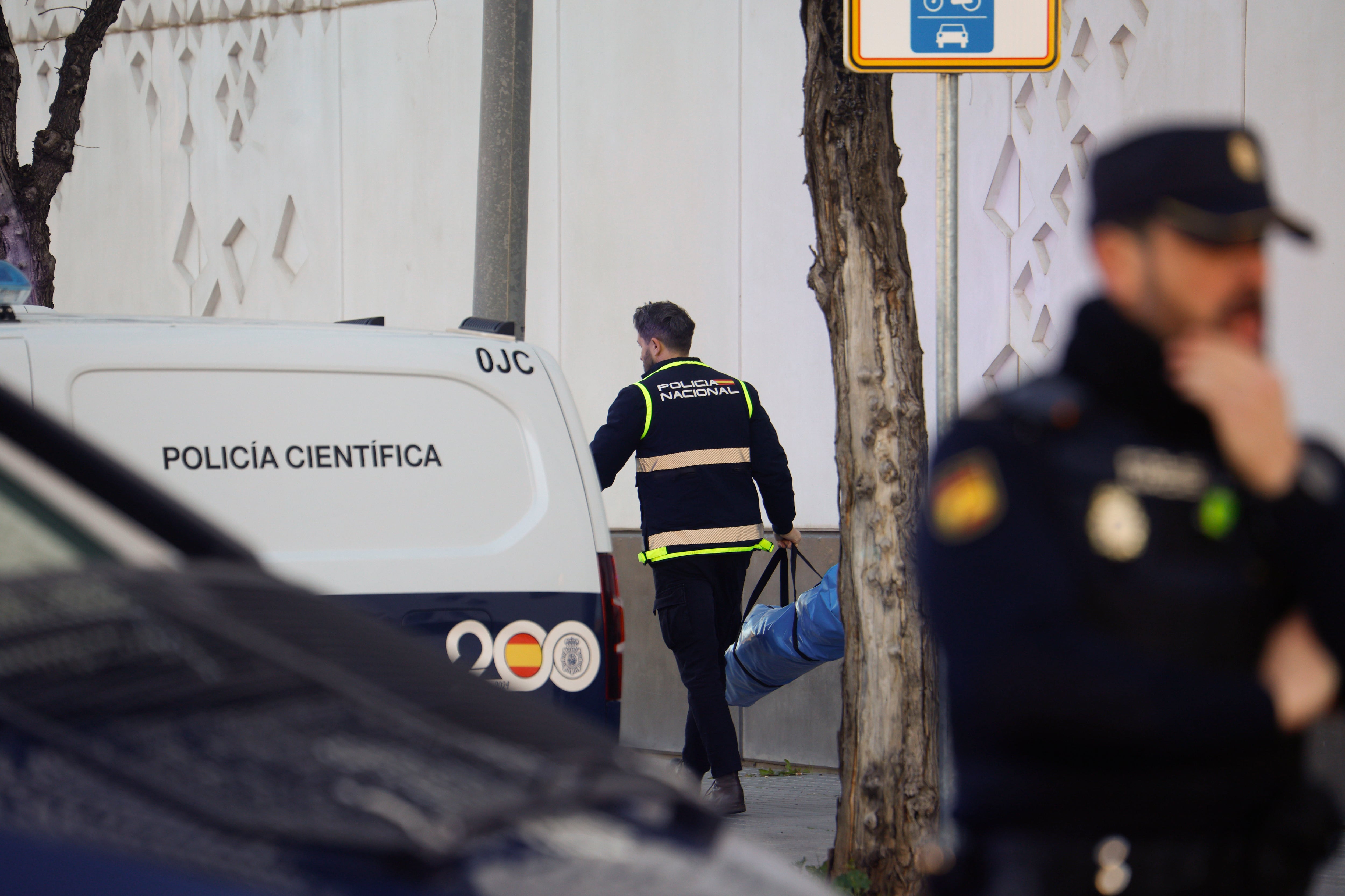 CÓRDOBA, 19/01/2026.- Un vehículo de la Policía Científica llega al instituto anatómico forense de Córdoba. Los primeros cadáveres de las víctimas del accidente ferroviario ocurrido este domingo en la localidad cordobesa de Adamuz han llegado ya al Instituto de Medicina Legal de Córdoba, donde se ha reforzado el equipo de forenses. Hay al menos 39 fallecidos, 48 heridos ingresados en hospitales, de los que 12, uno de ellos menor de edad, están en la Unidad de Cuidados Intensivos (UCI). EFE/Salas
