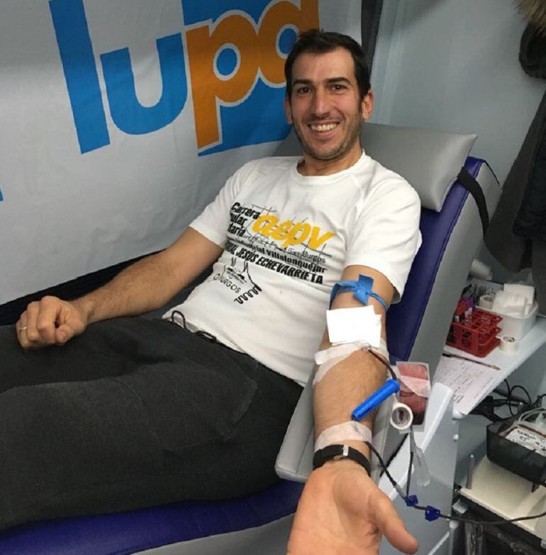 Uno de los voluntarios que participó en el maratón de donaciones promovido por Cadena SER Burgos y Supermercados LUPA para la Hermandad de Donantes