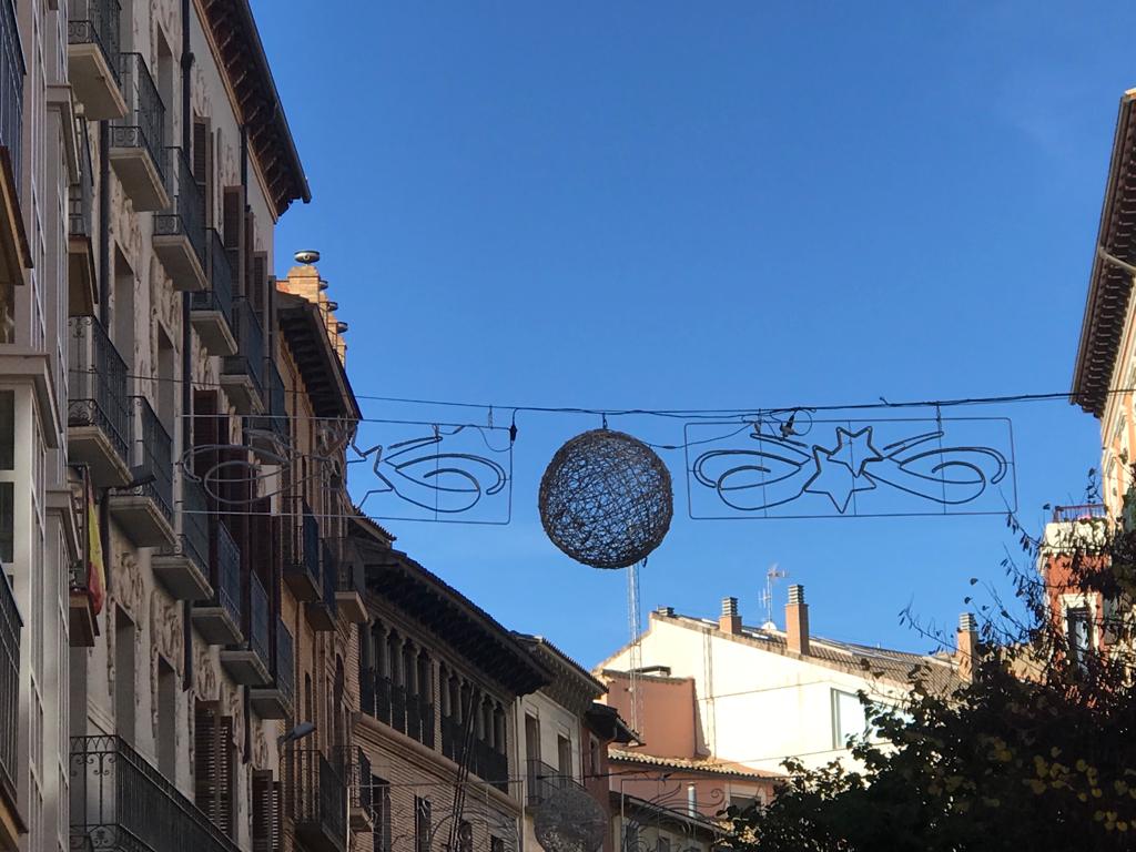 Adornos luminosos colgados en el Coso de Huesca