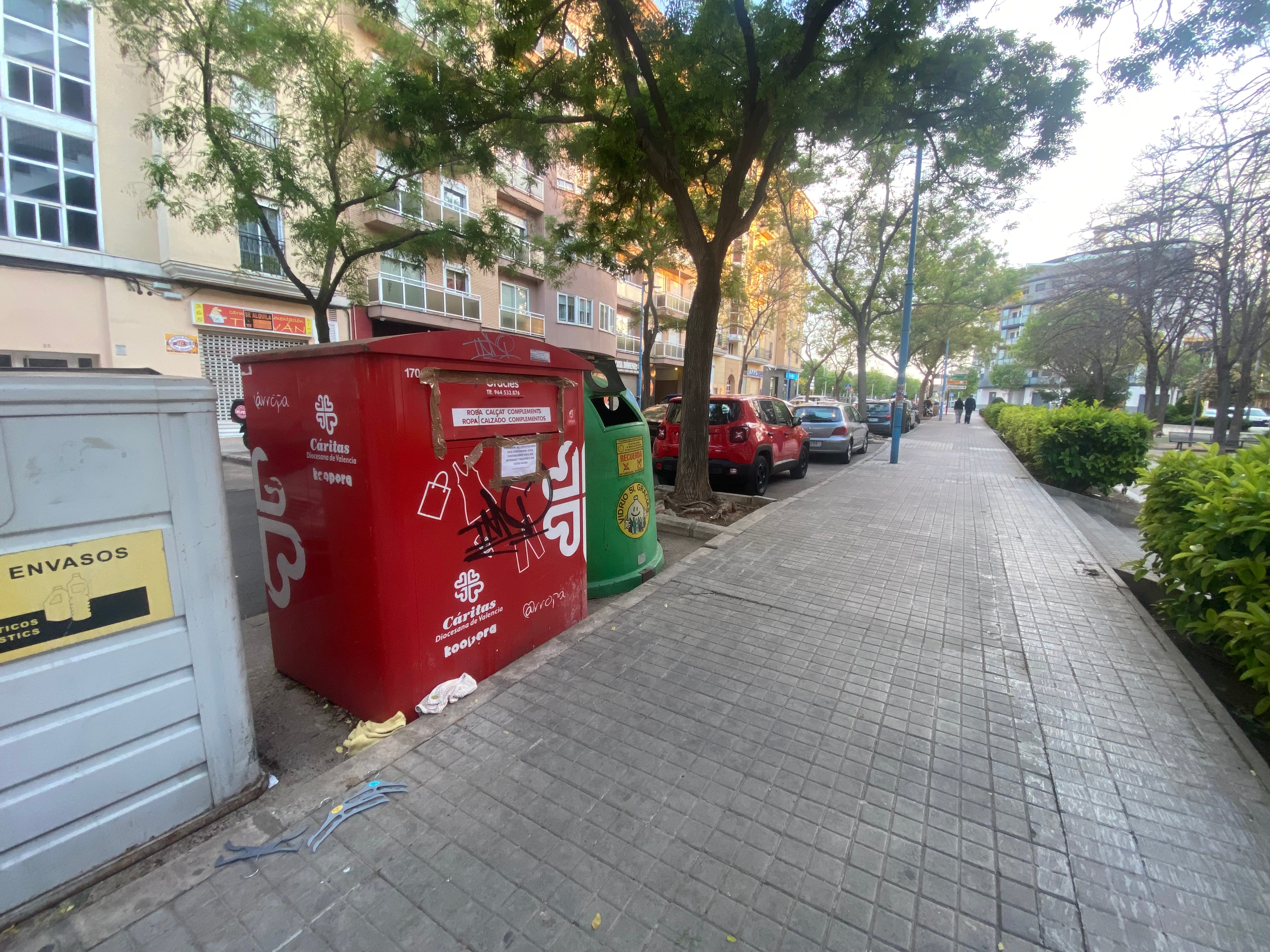 Uno de los contenedores rojos de recogida de ropa y calzado en Xàtiva