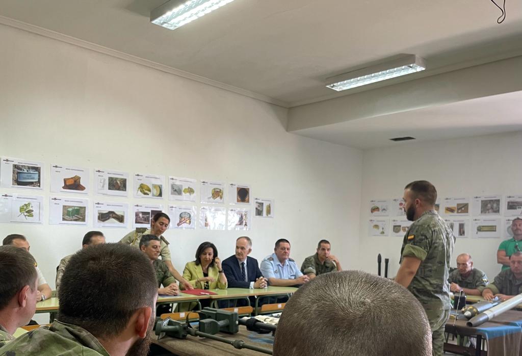 Margarita Robles visita a los 44 ucranianos que están recibiendo formación en la Academia de Infantería de Toledo