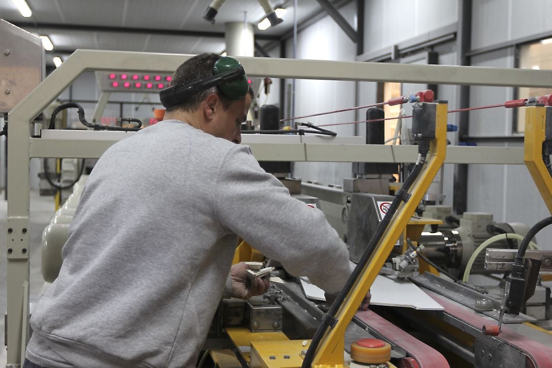 Imagen de un trabajador de la industria cerámica.