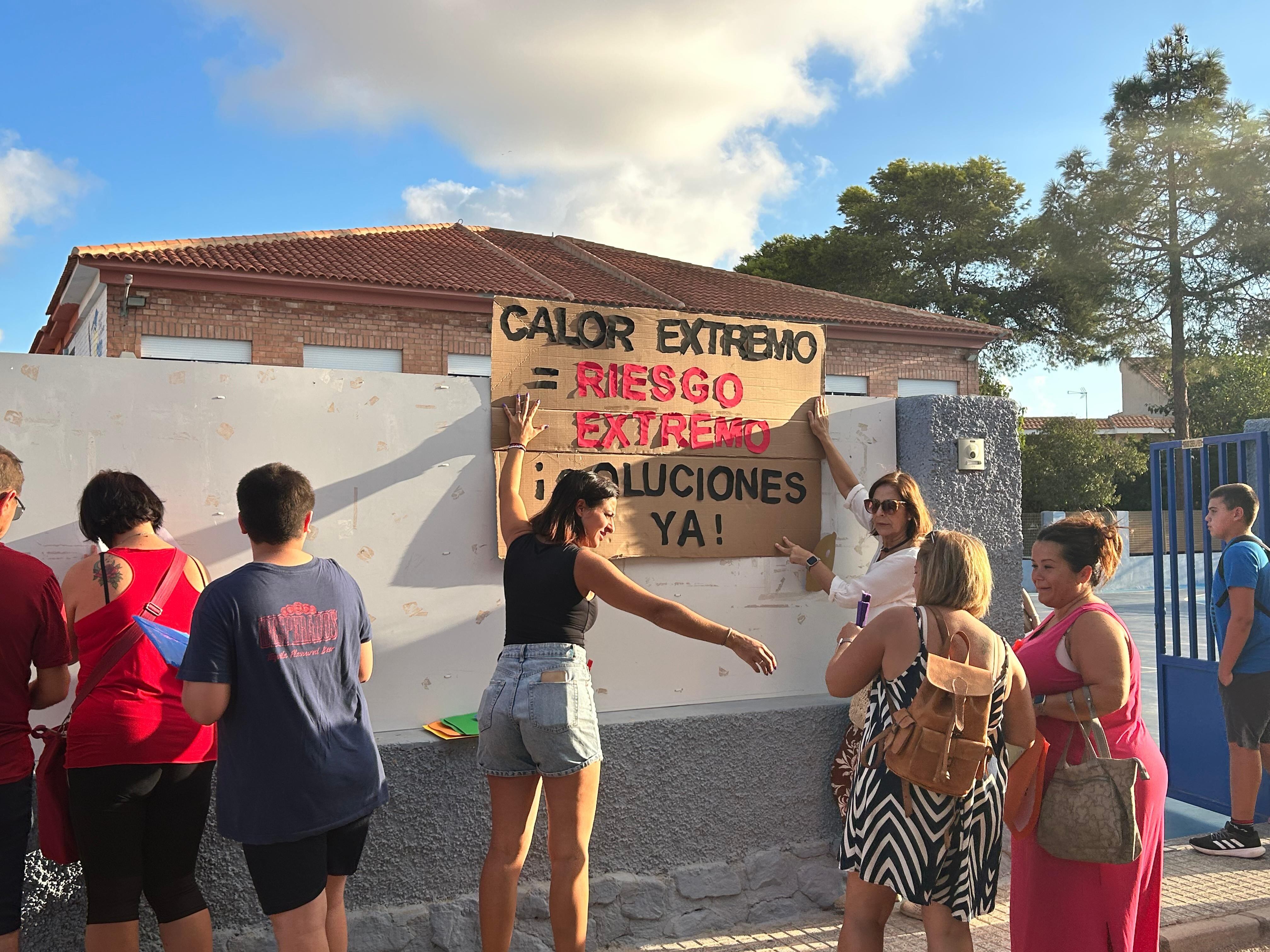 Padres y oposición denuncian aulas con más de 30 grados en Los Belones