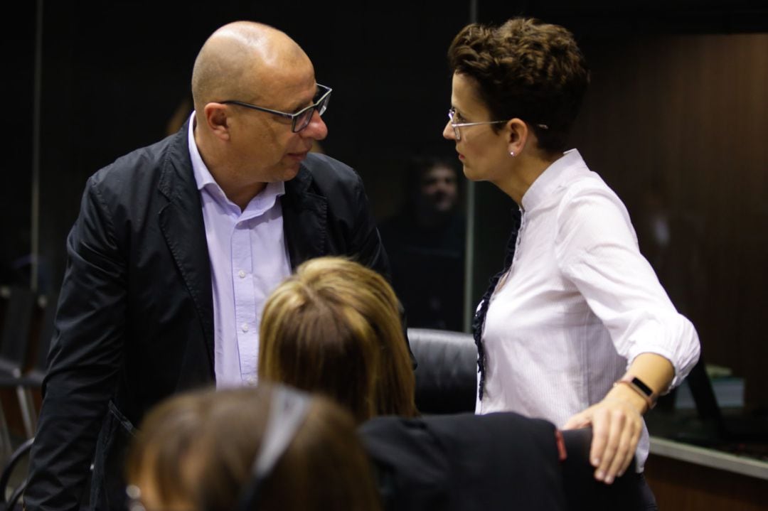 Carlos Gimeno conversa con María Chivite en el Parlamento.