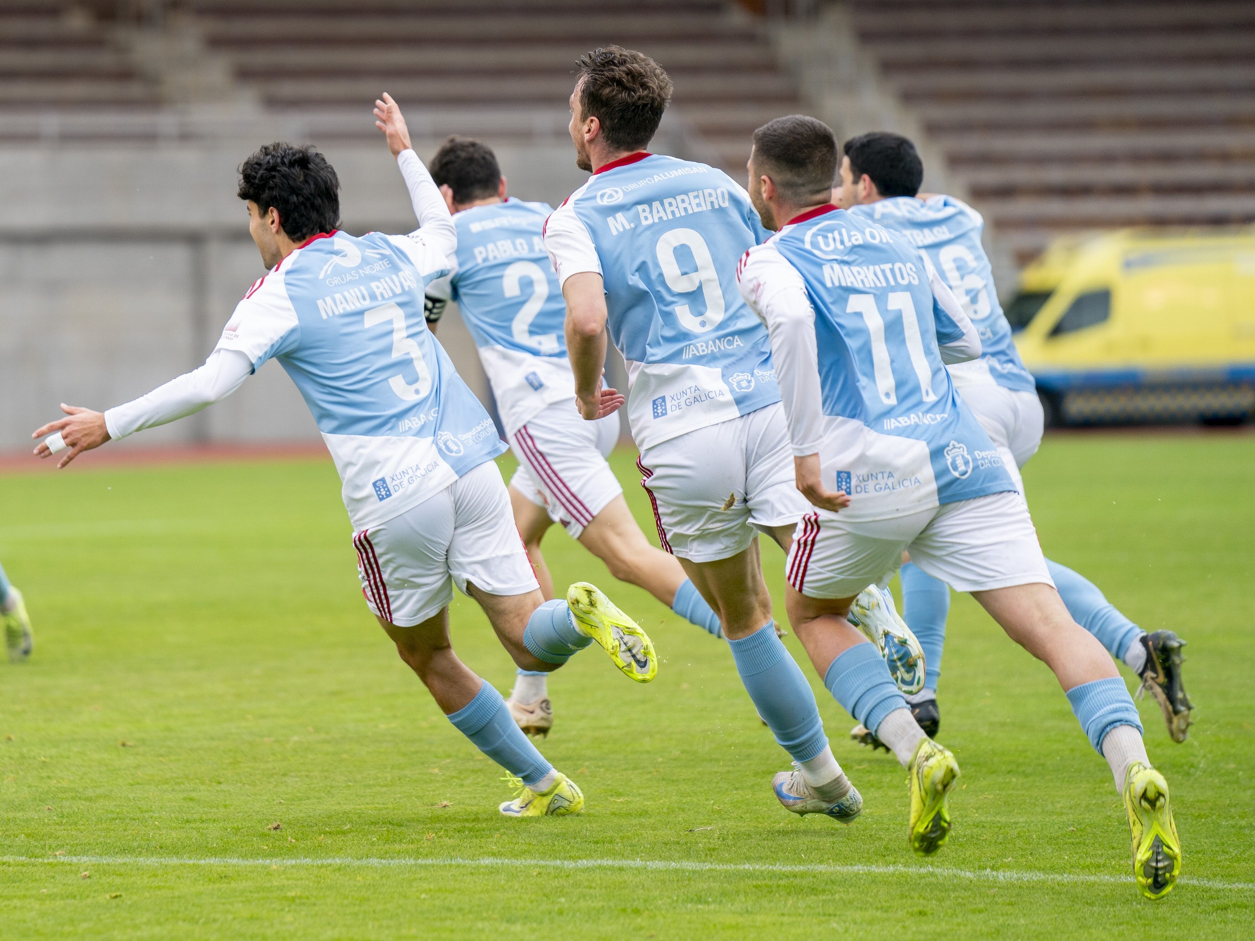 Los jugadores del Compos corren a celebrar el segundo gol marcado por Pablo Antas