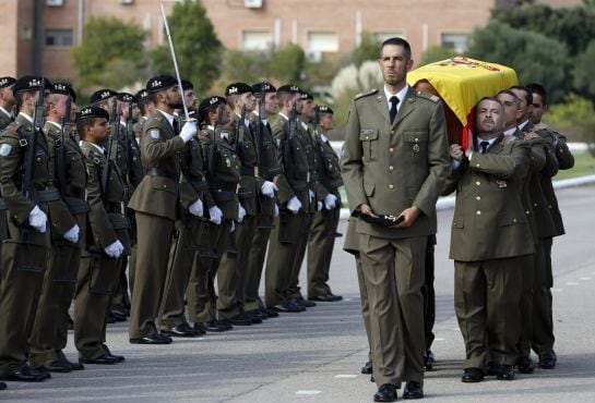 El ataúd con los restos mortales del soldado Aarón Vidal López, fallecido en Irak el pasado jueves en un accidente de tráfico, es llevado a hombros por sus compañeros del Regimiento de Caballería Lusitania número 8 en la base General Almirante de Marines 