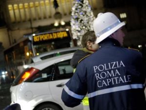 Policia Romana controlando trafico centro de la capital.