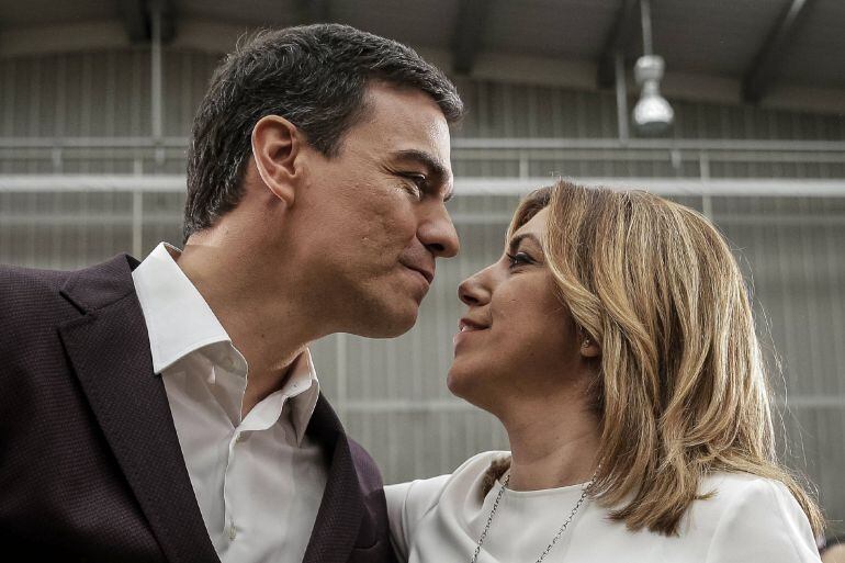 El secretario general del PSOE, Pedro Sánchez, saluda a la presidenta de Andalucía, Susana Díaz.