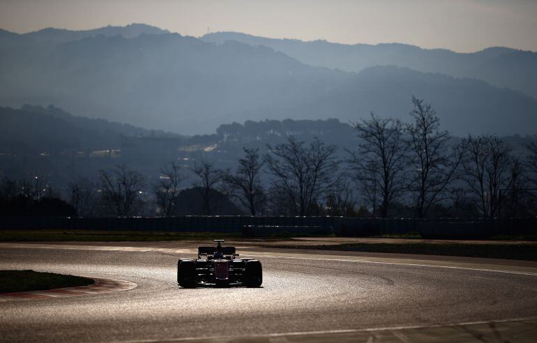 Fernando Alonso rueda en Montmeló